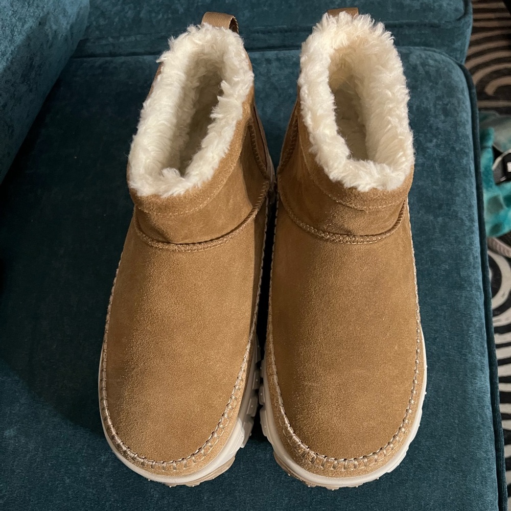 NWT, no box UGG®Venture Daze Ultra Mini Boot in chesnut
Size 10 men size 11 wmn